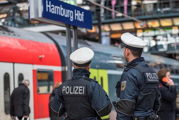 Einsatzkräfte am Bahnsteig des Hamburger Hauptbahnhofs Einsatzkräfte am Bahnsteig des Hamburger Hauptbahnhofs