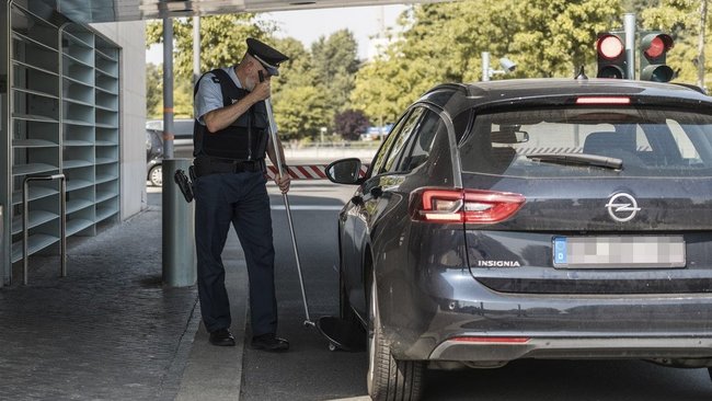 Objektschutz - Ein PVB kontrollieren am Haupteingang des Bundeskanzleramtes den Unterbodes eines Fahrzeuges mithilfe eines Unterbodenspiegels.