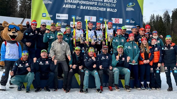 Das deutsche Team bejubelt die Goldmedaille der Staffel der Juniorinnen (Quelle: DSV – Deutscher Skiverband)