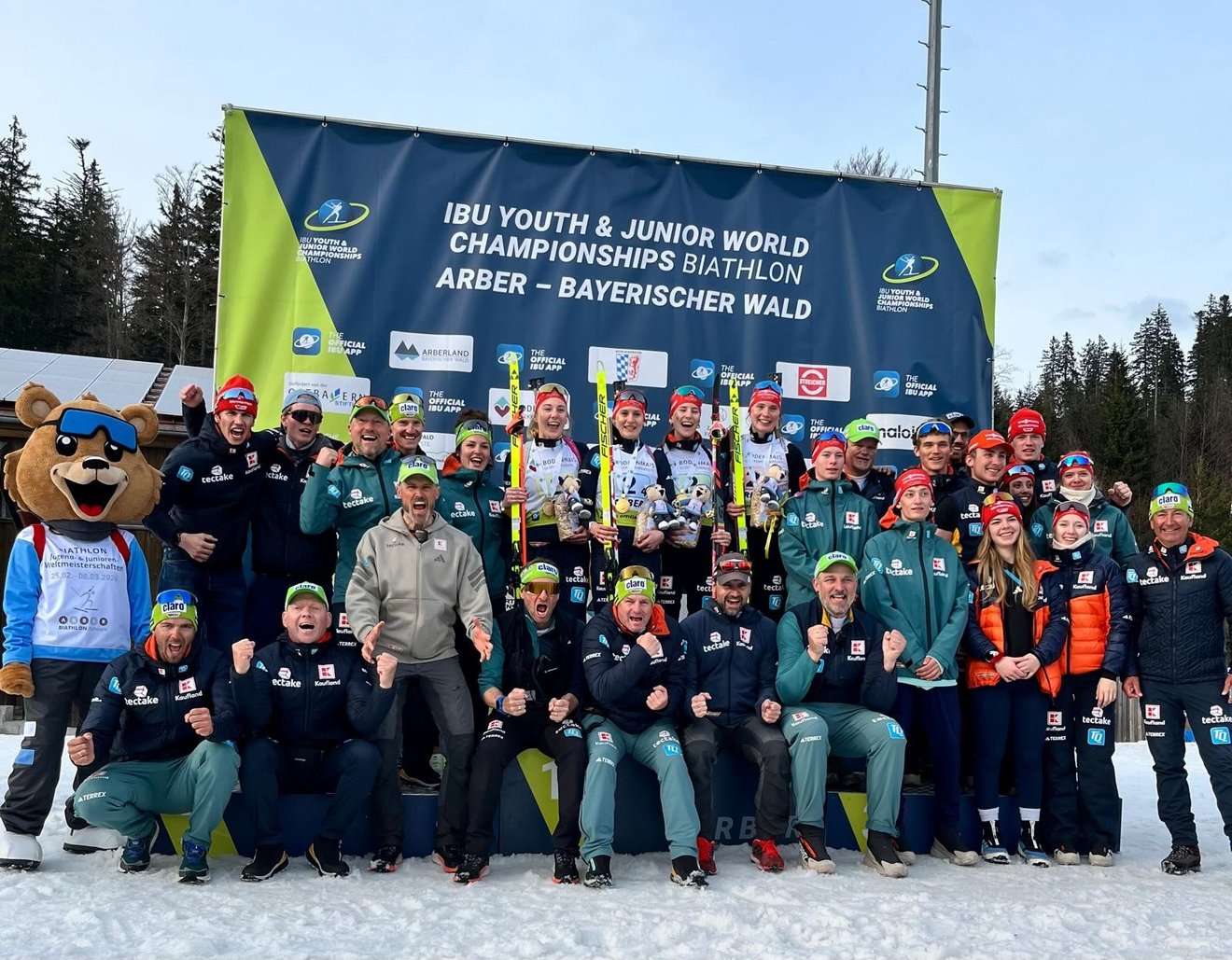 Das deutsche Team bejubelt die Goldmedaille der Staffel der Juniorinnen 