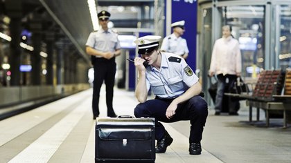 Die Bundespolizei überprüft ein herrenloses Gepäckstück auf dem Bahnsteig