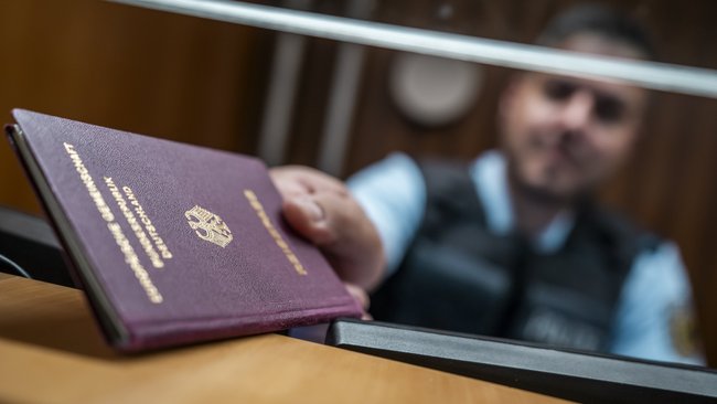 Pass wird übergeben an Grenze