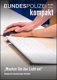 Eine Tastatur und eine Maus, die von zwei Händen bedient wird.
