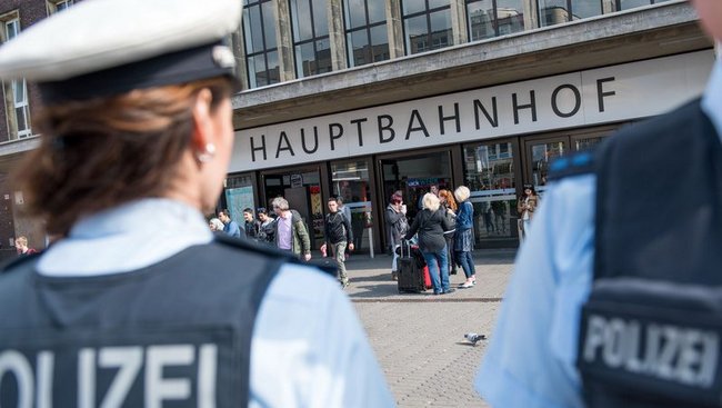 Bundespolizisten vor Bahnhof