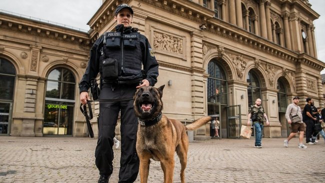 Diensthundeführerin mit ihrem Diensthund