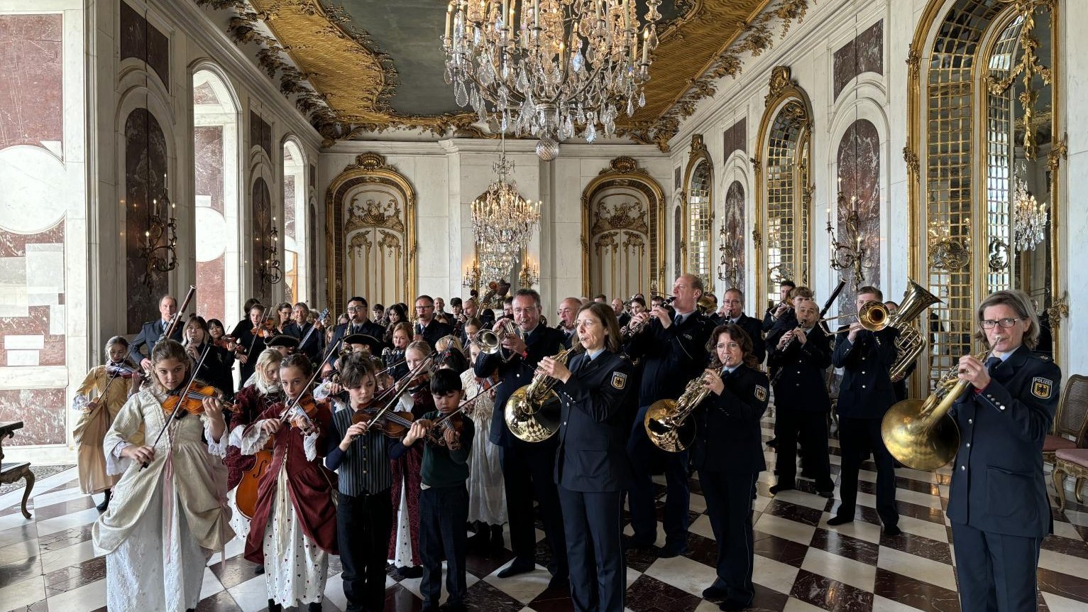 Bundespolizeiorchester Hannover performte in Potsdamer Schloss-Landschaft (D. Kohnen)