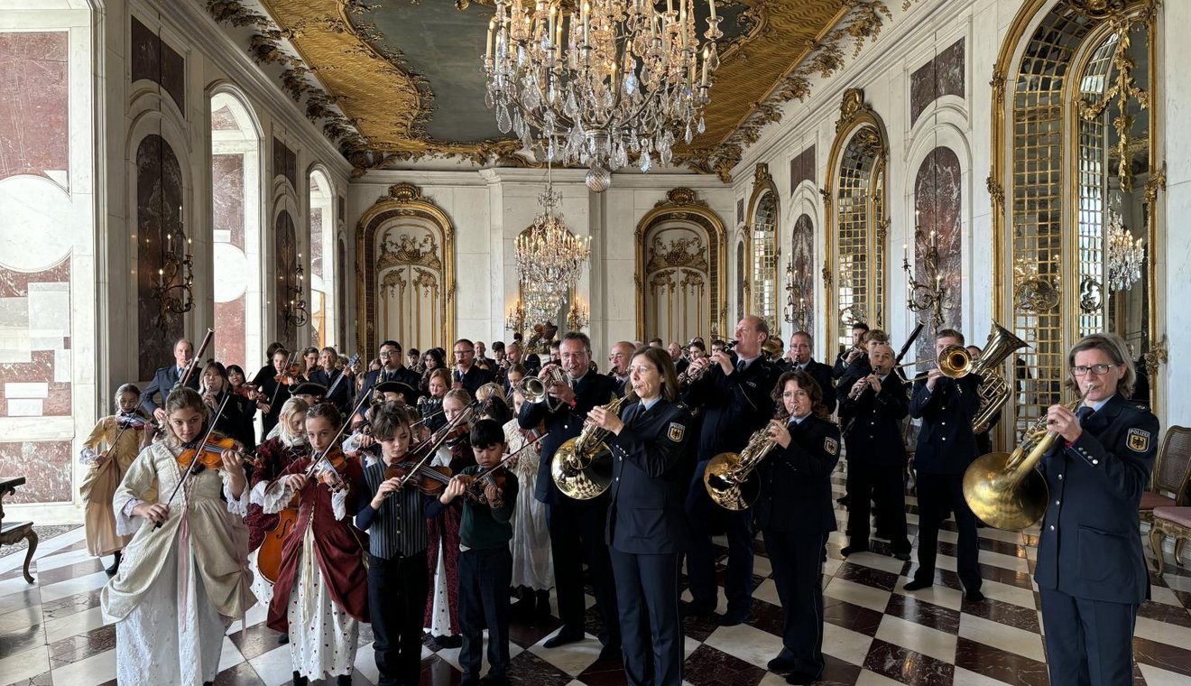 Bundespolizeiorchester Hannover performte in Potsdamer Schloss-Landschaft (D. Kohnen)