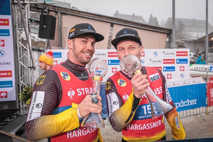 Tobias Wendl und Tobias Arlt (von links) sichern sich den Gesamtweltcupsieg 2022/2023 im Sprint der Doppelsitzer.