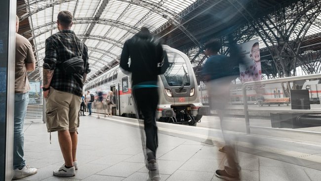 Reisende am Bahnsteig