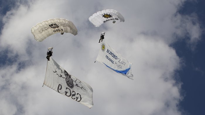 Demonstrationssprung GSG 9 der BPOL über dem Regierungsviertel