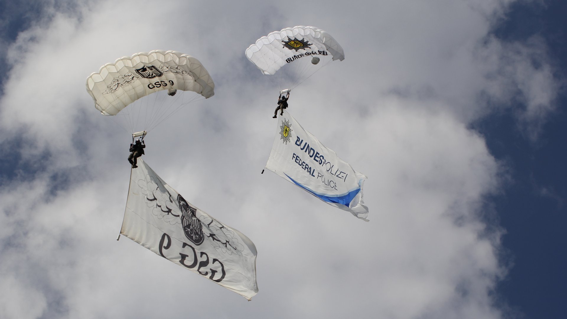 Demonstrationssprung GSG 9 der BPOL über dem Regierungsviertel
