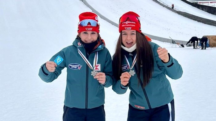 Anna-Fay Scharfenberg (links) und Megi Lou Schmidt gewinnen Silber im Teamwettbewerb.
