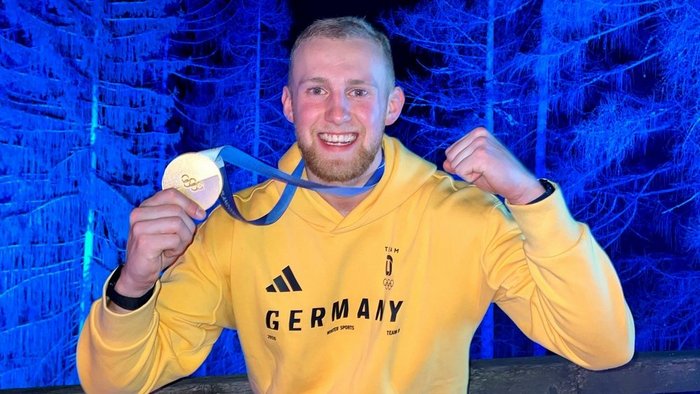 Olympiasieger Jörn Wenzel bejubelt Medaille.