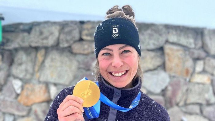Olympiasiegerin Daniela Maier strahlt mit ihrer Goldmedaille um die Wette.