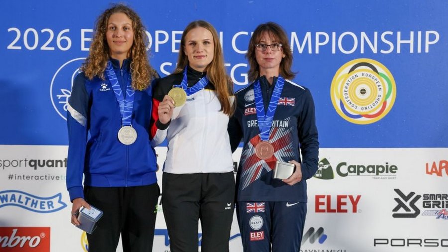Siegerehrung (von links): Ielyzaveta Pyvovarova (Ukraine), Emilie Bundan (Deutschland) und Jessica Hambroo (Großbritannien) – Bild: esc-shooting.org)