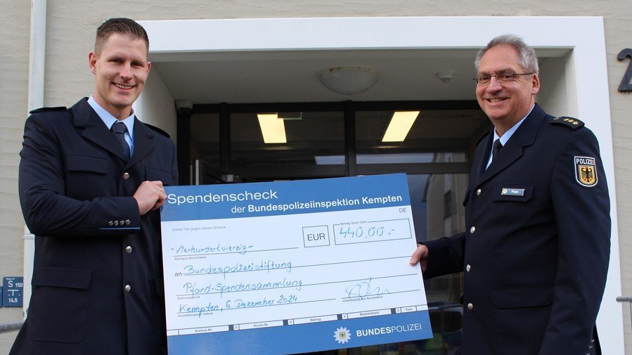 Der Leiter der Bundespolizeiinspektion Kempten, Michael Rupp (rechts), und Initiator, Florian Brath, mit dem Spendenscheck über 440 Euro.