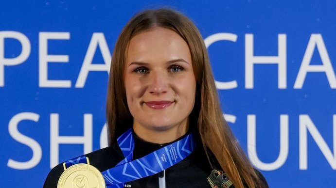 Stolze Siegerin im Skeet Finale der Juniorinnen, Emilie Bundan – Bild: esc-shooting.org)
