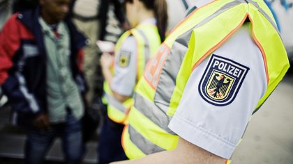 Einreisekontrolle mit Warnweste