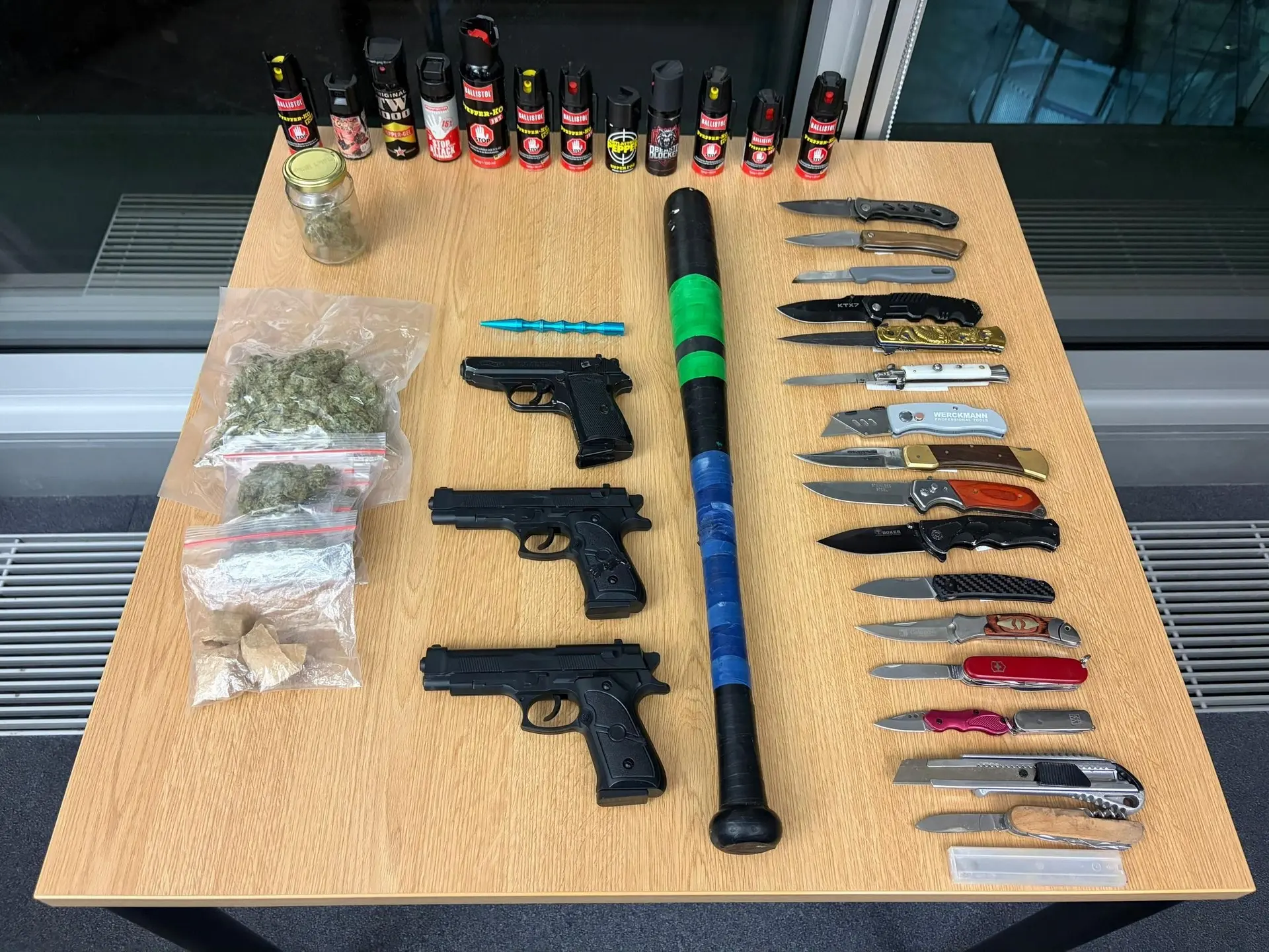 Messer, Waffen, Betäubungsmittel, Pfefferspray