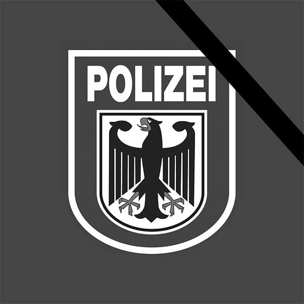 Mit großer Trauer haben wir vom Tod eines Kollegen der Polizei Saarland erfahren, der im Einsatz sein Leben gab. Unsere Gedanken sind bei seiner Familie, seinen Angehörigen und den Kolleginnen und Kollegen im Saarland. Wir verneigen uns. Als sichtbares Zeichen der Verbundenheit und Solidarität hat die Bundespolizei Trauerflor an allen „uniformierten“ Dienst-Kfz angeordnet sowie die Social-Media-Accounts der Behörde ebenfalls mit einem Trauerflor versehen.