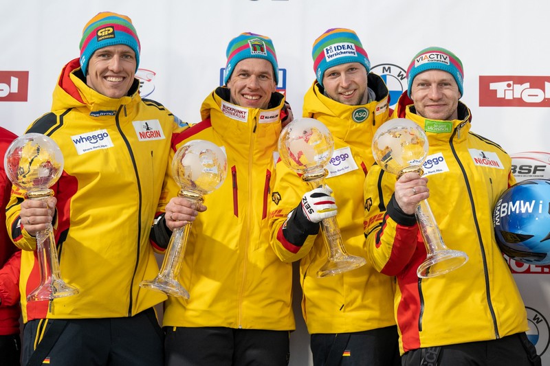 Rekordweltmeister Francesco Friedrich (rechts) hat mit seinen Anschiebern Candy Bauer, Thorsten Margis und Alexander Schüller den Gesamtweltcup 2022/2023 im Viererbob gewonnen.