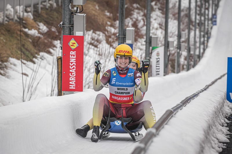 Rennrodel-Doppelsitzer: Jessica Degenhardt bejubelt bei der Zieleinfahrt in Winterberg ihren ersten Weltcupsieg.