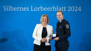 Bundesinnenministerin Nancy Faeser (links) und Lea Sophie Friedrich