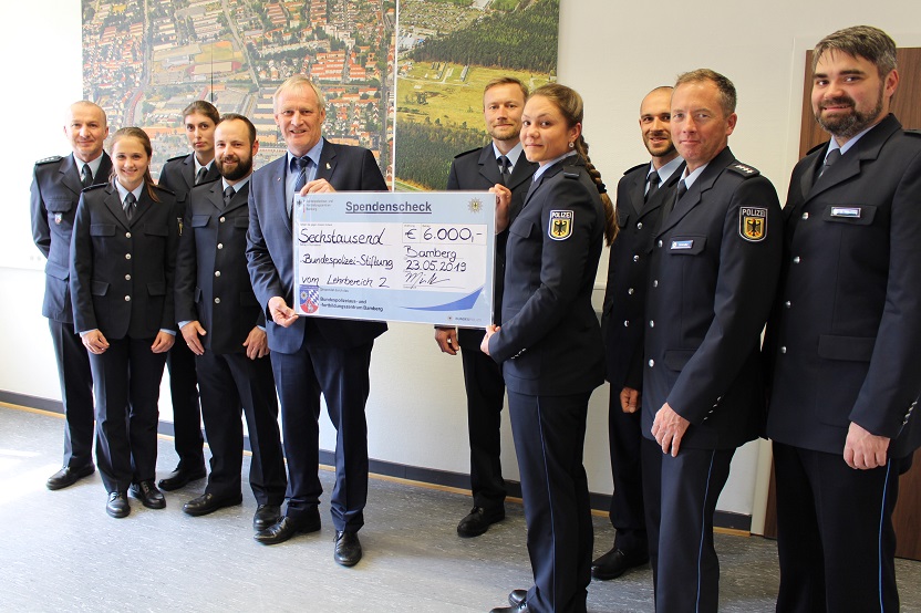 Angehörige des Lehrbereiches 2 und die Auszubildenden im 1. Dienstjahr der Jahrgänge BA 18 II und BA 19 I sammelten 6.000 Euro für die Bundespolizei-Stiftung.