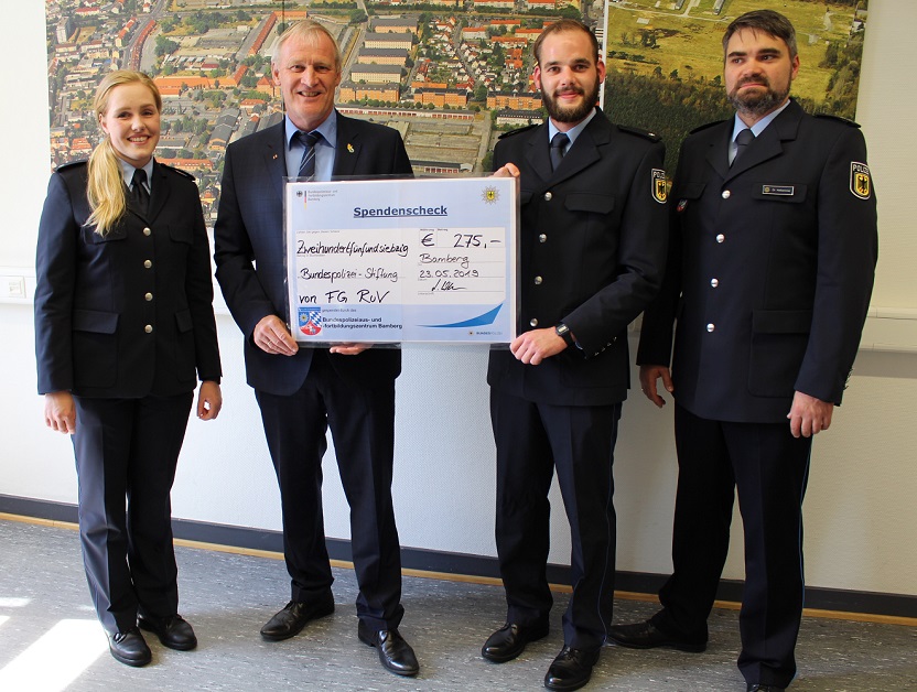Die Fachlehrer der Fachgruppe Recht und Verwaltung spendeten 275 Euro an die Bundespolizei-Stiftung.