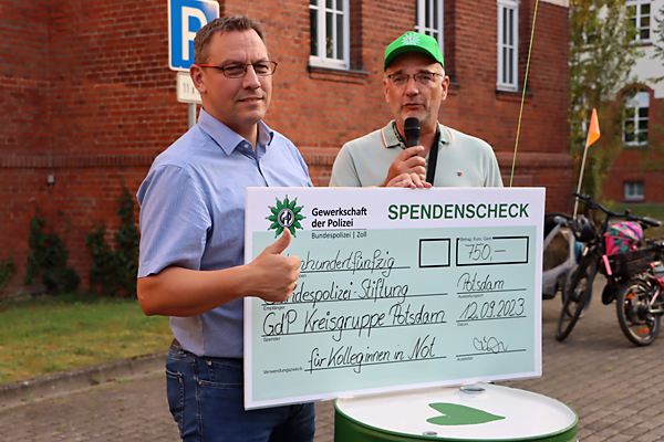 Symbolische Übergabe des Spendenschecks