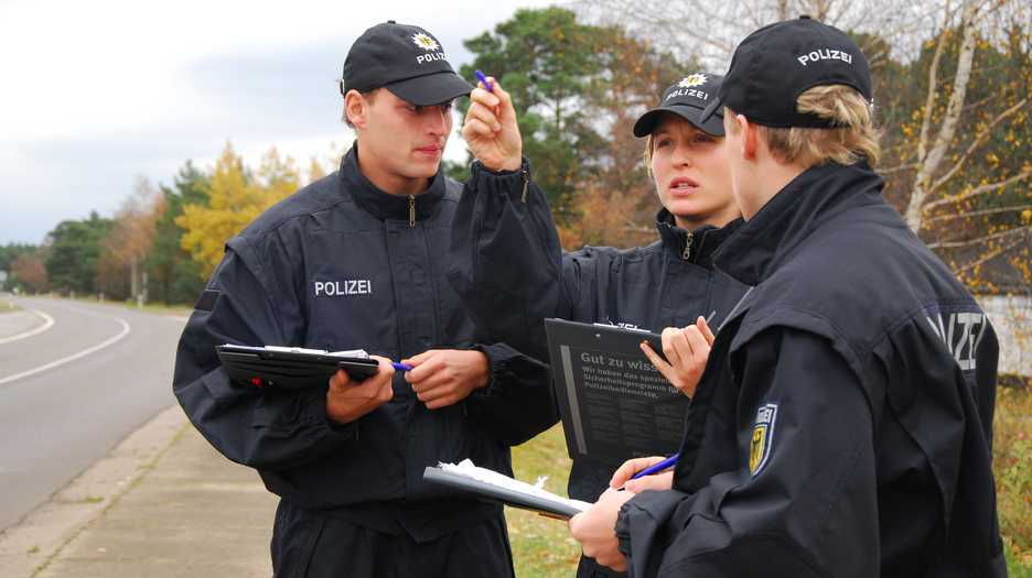 Spitzensportler in der Bundespolizei werden im sogenannten dualen System ausgebildet (Mitte: Carolin Leonhardt)