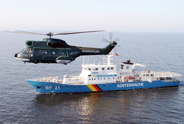 BP 21 mit Polizeihubschrauber