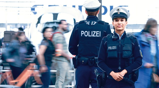 Die Kontroll- und Streifenbeamten treffen alle erforderlichen Maßnahmen zum Schutz vor Angriffen auf die Sicherheit des zivilen Luftverkehrs. Sie nehmen Aufgaben der Schifffahrtspolizei, des Umweltschutzes, der Fischereiüberwachung und die Überwachung von Forschungshandlungen wahr. Die Kontroll- und Streifenbeamten unterstützen zudem andere Bundesbehörden. Sie schützen gefährdete Verfassungsorgane des Bundes sowie Bundesministerien gegen Störungen und Gefahren, die die Durchführung ihrer Aufgaben beeinträchtigen könnten, und werden für vielfache Aufgaben im Ausland eingesetzt. Die Kontroll- und Streifenbeamten in den Bundespolizeidirektionen werden bei besonderen Einsätzen von Polizeivollzugsbeamten aus zehn Bundespolizeiabteilungen unterstützt.