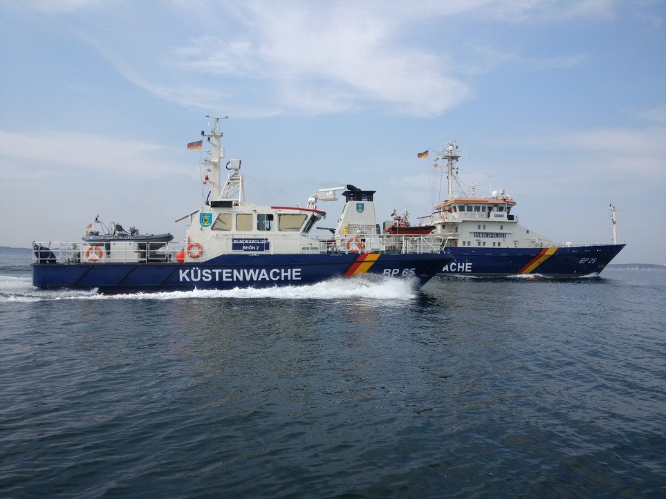 Einsatzboot und Einsatzschiff der Bundespolizei mit Schriftzug „Küstenwache“