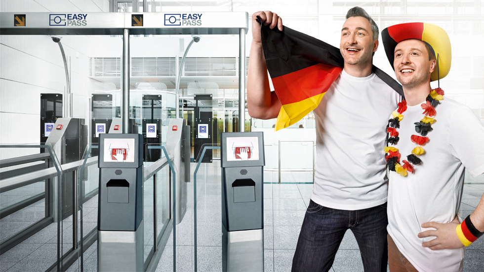 Deutsche Fußballfans neben einem eGate.