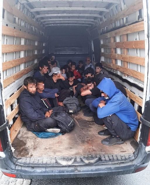 Geschleuste auf der Ladefläche eines Transporters