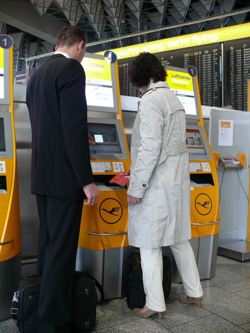 Flugsicherheitsbegleiter am Check-in-Automaten