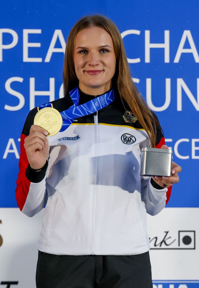Siegerehrung (von links): Ielyzaveta Pyvovarova (Ukraine), Emilie Bundan (Deutschland) und Jessica Hambroo (Großbritannien) – Bild: esc-shooting.org)