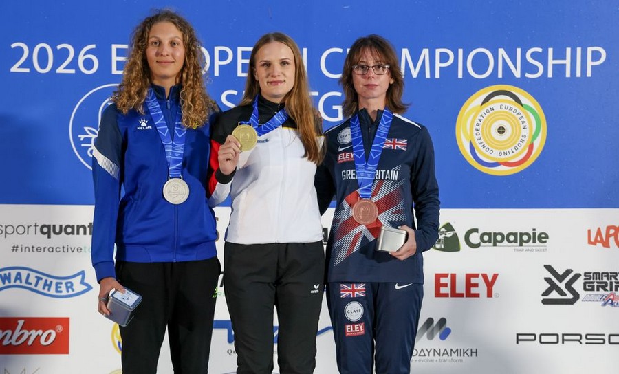 Siegerehrung (von links): Ielyzaveta Pyvovarova (Ukraine), Emilie Bundan (Deutschland) und Jessica Hambroo (Großbritannien) – Bild: esc-shooting.org)