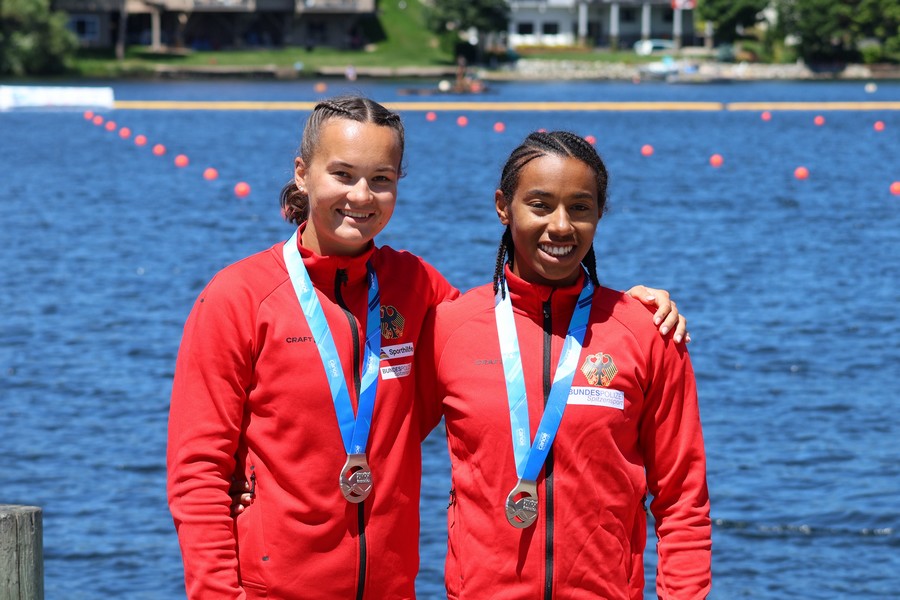 Chelsea-Lynn Roussiekan (rechts) und Estella Damm gewinnen Silber im Zweier-Kajak der U23-Damen