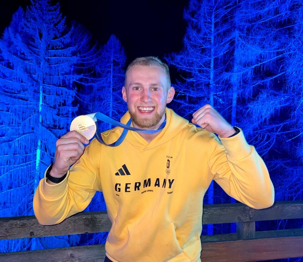 Olympiasieger Jörn Wenzel bejubelt Medaille.