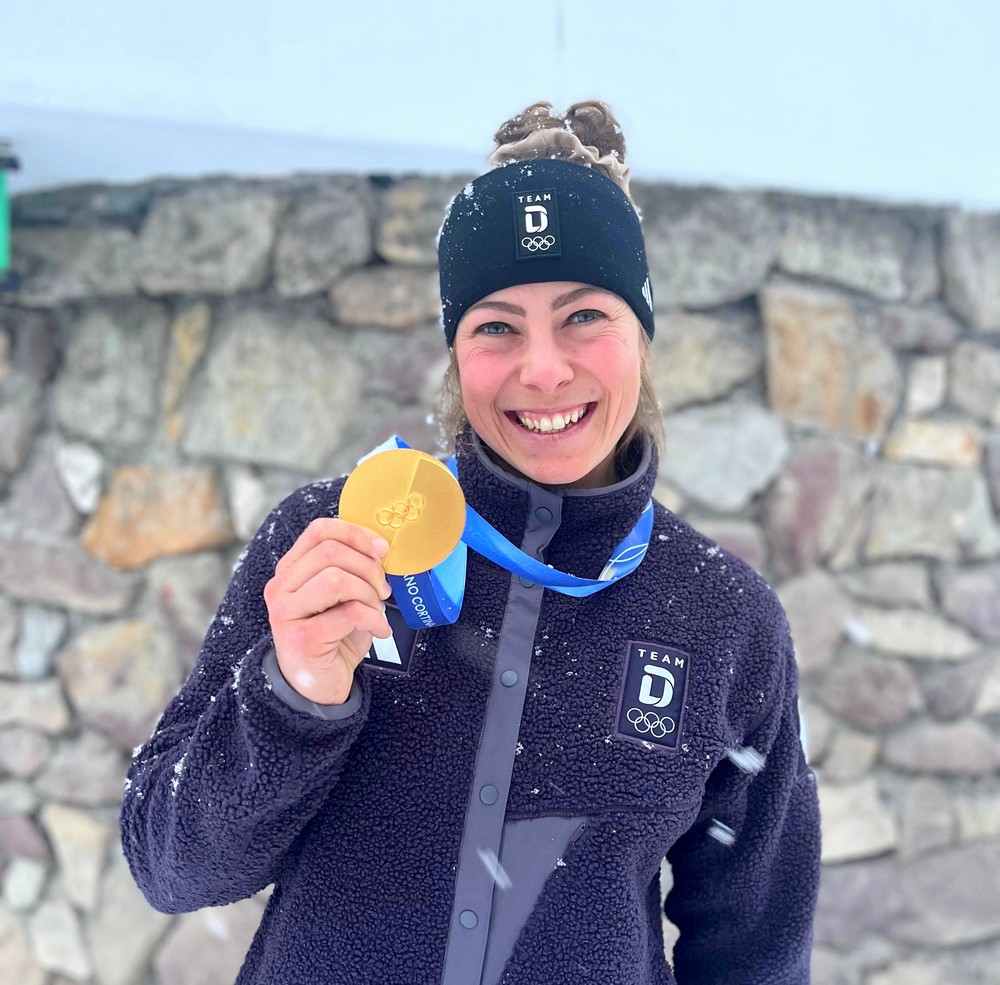 Olympiasiegerin Daniela Maier strahlt mit ihrer Goldmedaille um die Wette. Olympiasiegerin Daniela Maier strahlt mit ihrer Goldmedaille um die Wette.