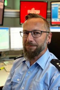 Kontroll- und Streifenbeamter in der Bundespolizeiinspektion Flughafen Frankfurt am Main II und Karikaturist der kompakt